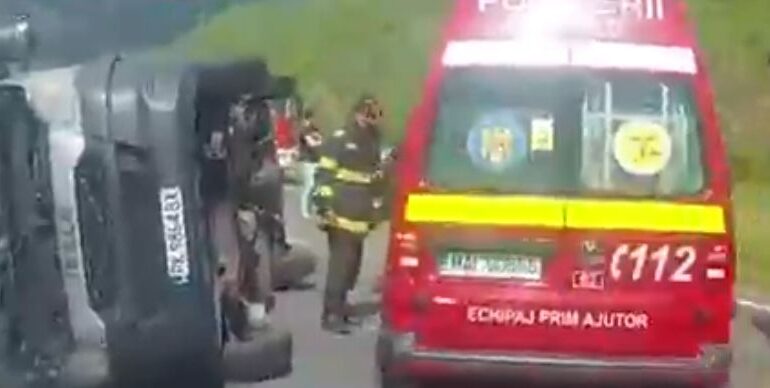 Accident mortal în Caraș-Severin, cu 5 autovehicule, între care un autocar. Trafic blocat pe kilometri - UPDATE