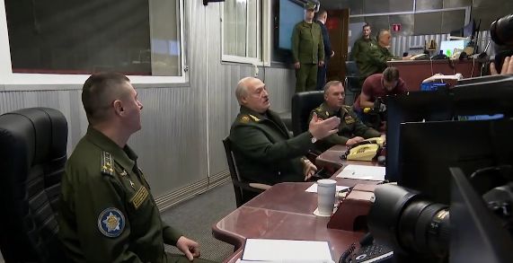 Lukașenko s-a filmat îmbrăcat în uniformă militară, după ce Opoziția a cerut mobilizare rapidă în caz că e bolnav grav sau moare (Video)
