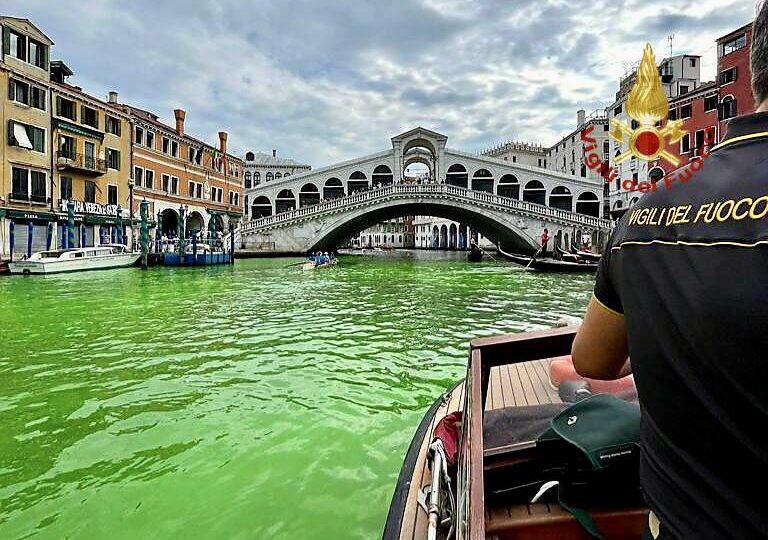 Mister deslușit: Ce a colorat în verde fluorescent apa din Veneția