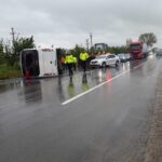 Un autocar cu 32 de persoane la bord s-a răsturnat în Buzău. A fost declanșat planul roșu (Foto)