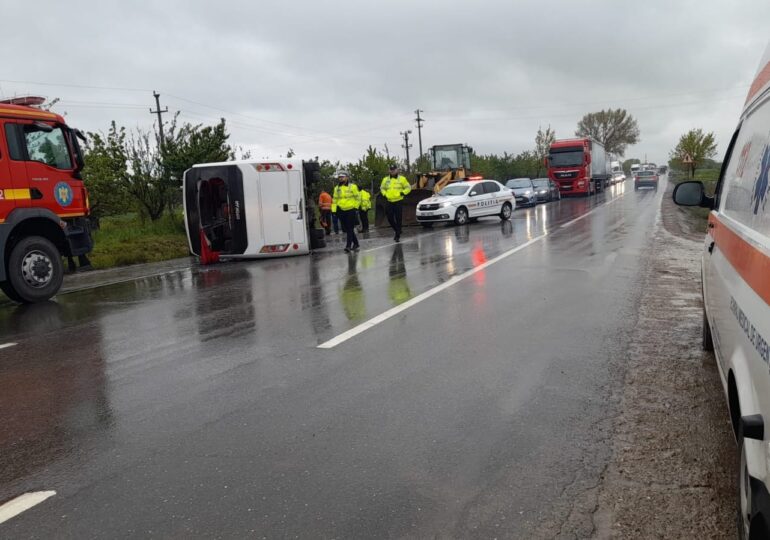 Un autocar cu 32 de persoane la bord s-a răsturnat în Buzău. A fost declanșat planul roșu (Foto)