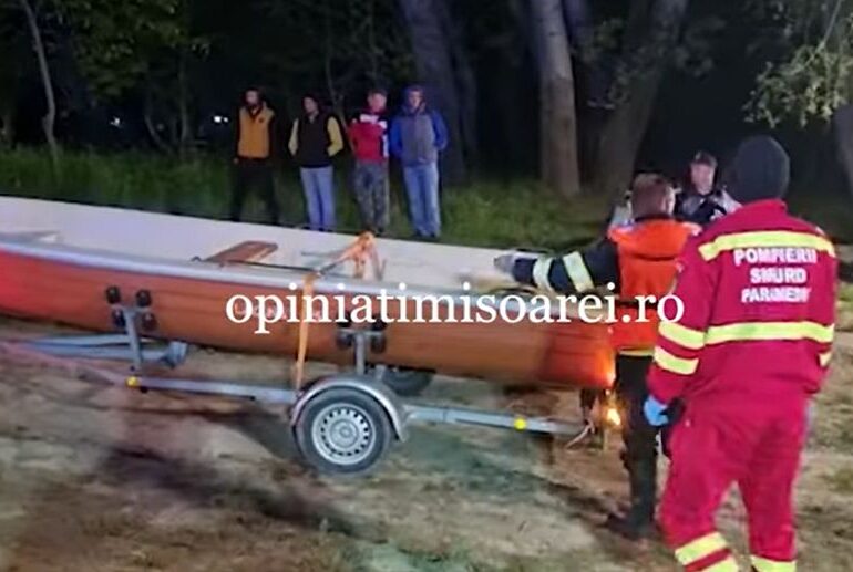 A mai fost găsit unul dintre bărbații dispăruți în râul Mureș, după ce s-a răsturnat barca. Doi copii rămân dispăruți