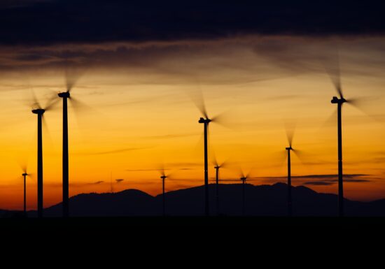 Ce se întâmplă când avem prea multă energie electrică și de ce se opresc întâi eolienele. Semnalul de alarmă pentru România