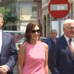 Iohannis a vizitat un liceu din Sibiu și s-a pozat cu elevii soției: Vedeți, până la urmă și greva are avantajele ei (Foto & Video)