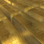 Aurul în perioade de criză: de ce prețurile scad înainte să crească