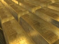 Aurul în perioade de criză: de ce prețurile scad înainte să crească