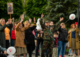 9 Mai la Chișinău: Marșuri cu panglica Sfântului Gheorghe și portretul lui Stalin, dar și declarație pro-europeană (Foto & Video)