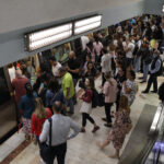 Incident șocant la metrou. Un bărbat s-a urcat pe un tren și a vrut să pulverizeze substanțe