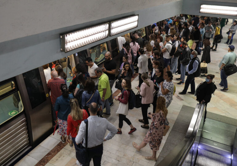 Aglomerație la metrou după ce a fost tras semnalul de alarmă la Universitate