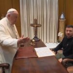 Zelenski i-a dăruit papei Francisc o icoană pictată pe o vestă antiglonț. A și primit un cadou (Foto & Video)