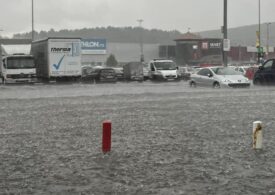 Rupere de nori la Cluj: Mașinile au rămas blocate la mall, din cauza revărsării de ape (Video)