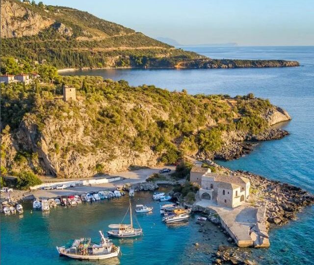 Destinații de vacanță: Peninsula Peloponez, un tărâm misterios, cu plaje superbe. Iată un top al atracțiilor de vizitat (Galerie foto)