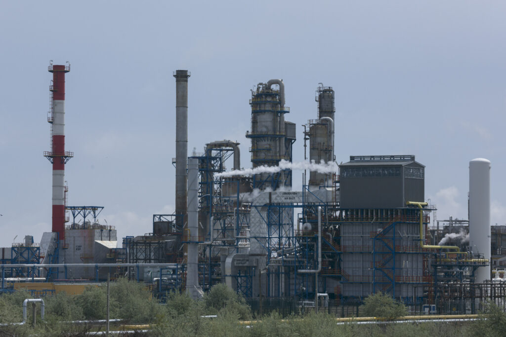 Rafinăriile Petromidia și Vega revin la capacitate maximă, o veste bună pentru piața internă de carburanți