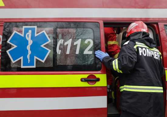 Zeci de oameni evacuați în Voluntari, după ce un incendiu izbucnit la două autoturisme s-a extins la o țeavă de gaze