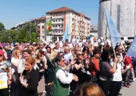 Profesorii din Craiova i-au cântat lui Iohannis ”O lume minunată” și au compus un imn al asistaților social (Video)