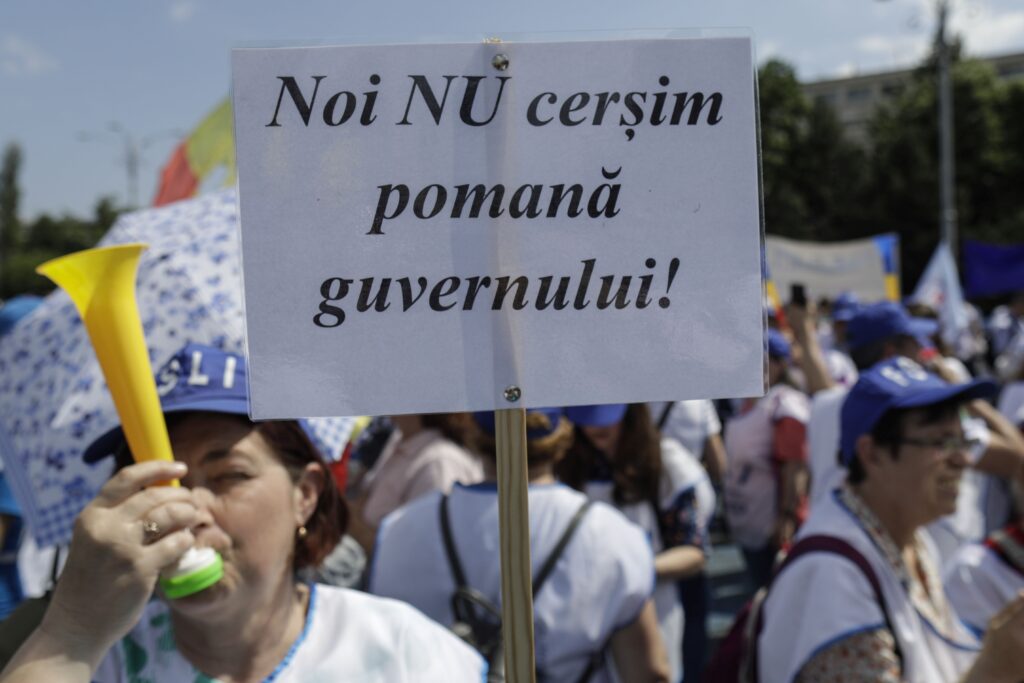 Profesorii sunt supărați că nu primesc majorările promise de Ciolacu în 2023. Pîslaru: Ar trebui să avem 8 miliarde de lei
