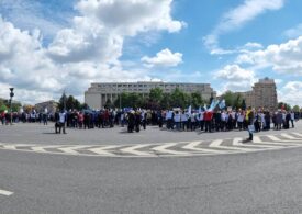 10 mii de sindicaliști din Educație din toată țara au protestat la Guvern: "Murim noi, muriți și voi!" (Foto&Video) <span style="color:#990000;font-size:100%;">UPDATE</span>