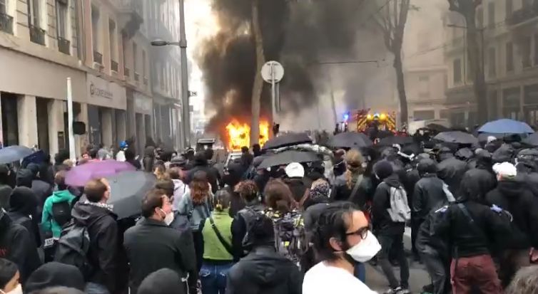 Proteste masive cu incidente violente la Paris (Video)