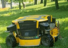 Un roboțel galben taie singur iarba în parcurile din sectorul 2 - 7.000 mp/oră