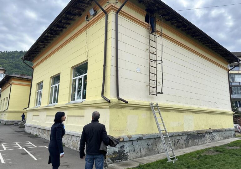 Tavanul unei clase dintr-o școală din Piatra-Neamț s-a prăbușit (Foto)