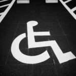 Un bărbat cu dizabilități a fost lăsat să se târască pe scara avionului Ryanair după aterizare