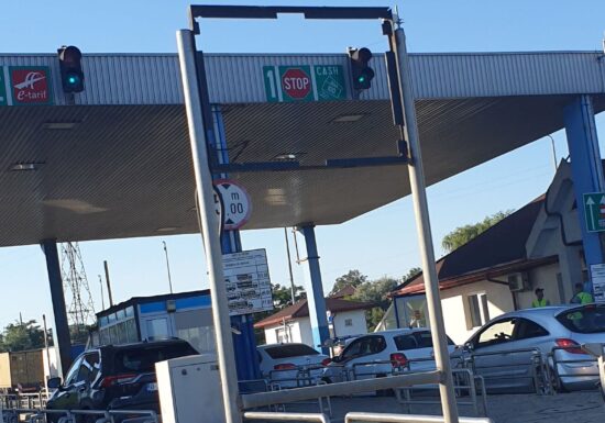 Trafic blocat pe Autostrada Soarelui, după ce a luat foc un camion încărcat cu substanțe chimice (Foto&Video)