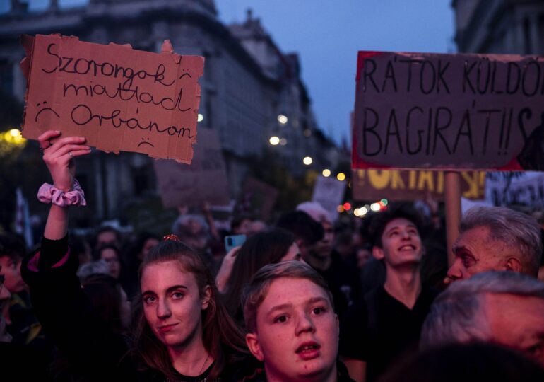 Poliția a tras cu gaze lacrimogene în adolescenți care protestau față de „Legea răzbunării" a lui Viktor Orban