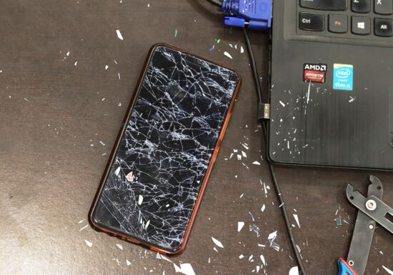 Țara unde capeți 200 de euro de la Guvern ca să-ți repari telefonul sau laptopul. UE vrea să impună dreptul la reparație
