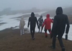 Patru turiști au fost recuperați de salvamontiști după ce au urcat spre Vârful Omu neechipați corespunzător. Printre ei, o proaspătă mămică, aproape de hipotermie (Video)