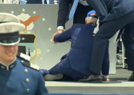 Biden a căzut pe scenă în timpul unei ceremonii militare (Video)