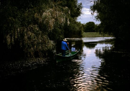Guvernul explică de ce locuitorii din Deltă și Apuseni plătesc impozit pe proprietate redus la jumătate