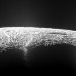 Enceladus, satelitul înghețat al lui Saturn, conține elemente esențiale vieții