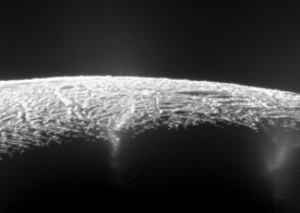 Enceladus, satelitul înghețat al lui Saturn, conține elemente esențiale vieții