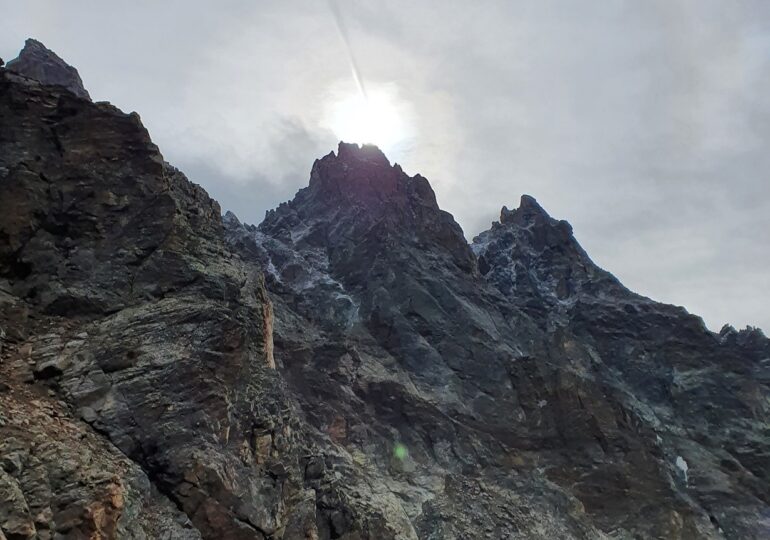 Momentul în care vârful unui munte din Austria se prăbușește: Mii de tone de stâncă au luat-o la vale (Video)