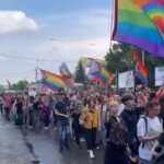 600 de participanți la marșul Iași Pride de la Iași. Contestatarii au aruncat cu apă și au aprins tămâie (Video)