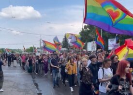 600 de participanți la marșul Iași Pride de la Iași. Contestatarii au aruncat cu apă și au aprins tămâie (Video)