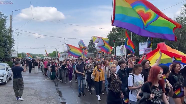 600 de participanți la marșul Iași Pride de la Iași. Contestatarii au aruncat cu apă și au aprins tămâie (Video)