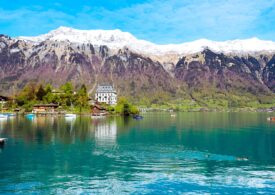Un sat pitoresc din Elveția în care s-a filmat un serial Netflix a devenit obsesia turiștilor asiatici (Foto & Video)