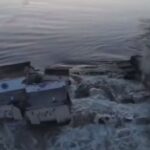 Filmul celui mai mare dezastru de până acum din Ucraina. Un imens baraj a fost aruncat în aer. Zeci de orașe sunt inundate, mii de oameni fug din calea apelor (Video)