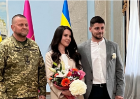 Dragoste în vreme de război: Mii de ucraineni se căsătoresc la distanță