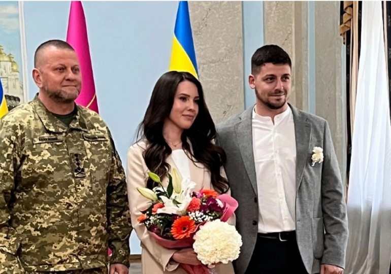 Dragoste în vreme de război: Mii de ucraineni se căsătoresc la distanță
