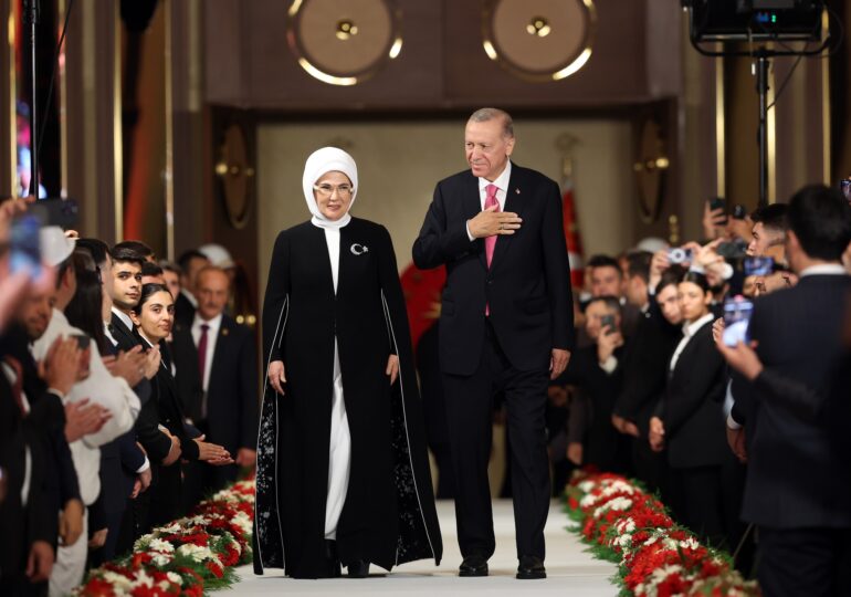 Erdogan a fost reînvestit cu 101 salve de tun. Zeci de lideri s-au dus să-și arate susținerea, de la NATO, la Rusia sau China. Pe cine a trimis România (Foto & Video)