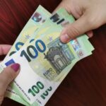 Un bărbat care a cumpărat o mașină cu euro falși a fost arestat