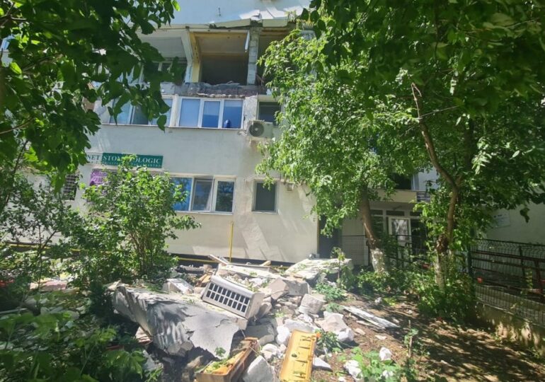 Explozie într-un bloc din București: Un bărbat a fost prins sub o placă de beton