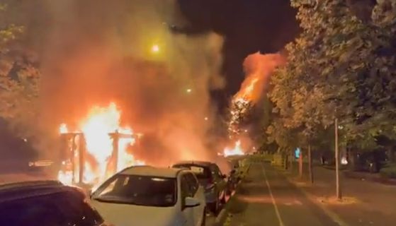 Proteste violente și incendii în Franța după ce un adolescent a fost ucis de polițiști (Video)