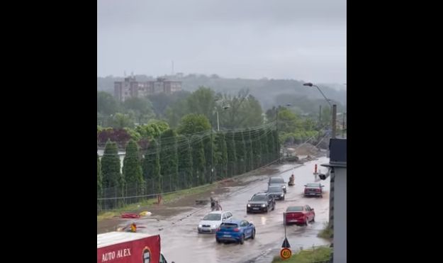 Inundații serioase și drumuri blocate în județele vizate de cod roșu (Foto & Video)