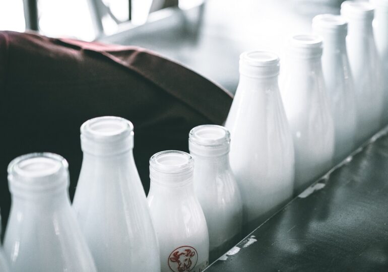 Consiliul Concurenței a verificat prețul laptelui: Ieftinirea din iunie e mai mare decât cea din mai