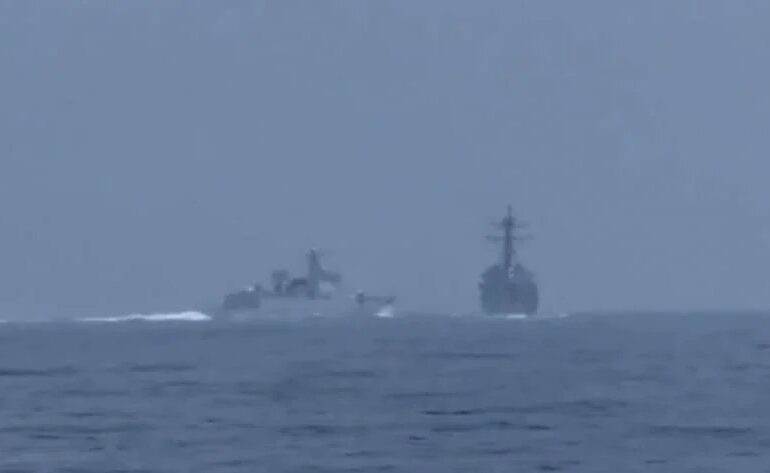 O navă de război chineză a tăiat calea unui distrugător american în strâmtoarea Taiwan. Distanța dintre nave a fost de doar 137 de metri (Video)