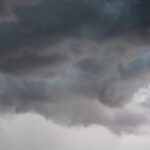 Avertizări meteo cod galben și portocaliu de furtuni în aproape toată țara (Hartă)