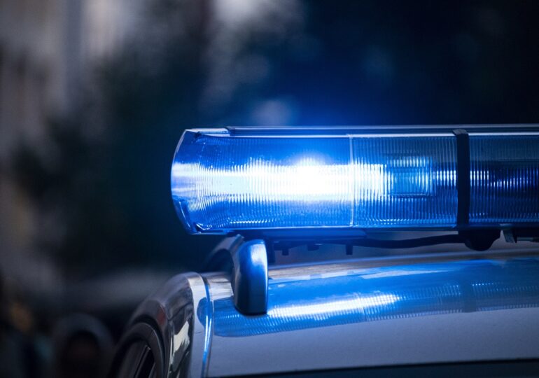 O șoferiță drogată a fost prinsă în mașină cu arme și zeci de grame de canabis